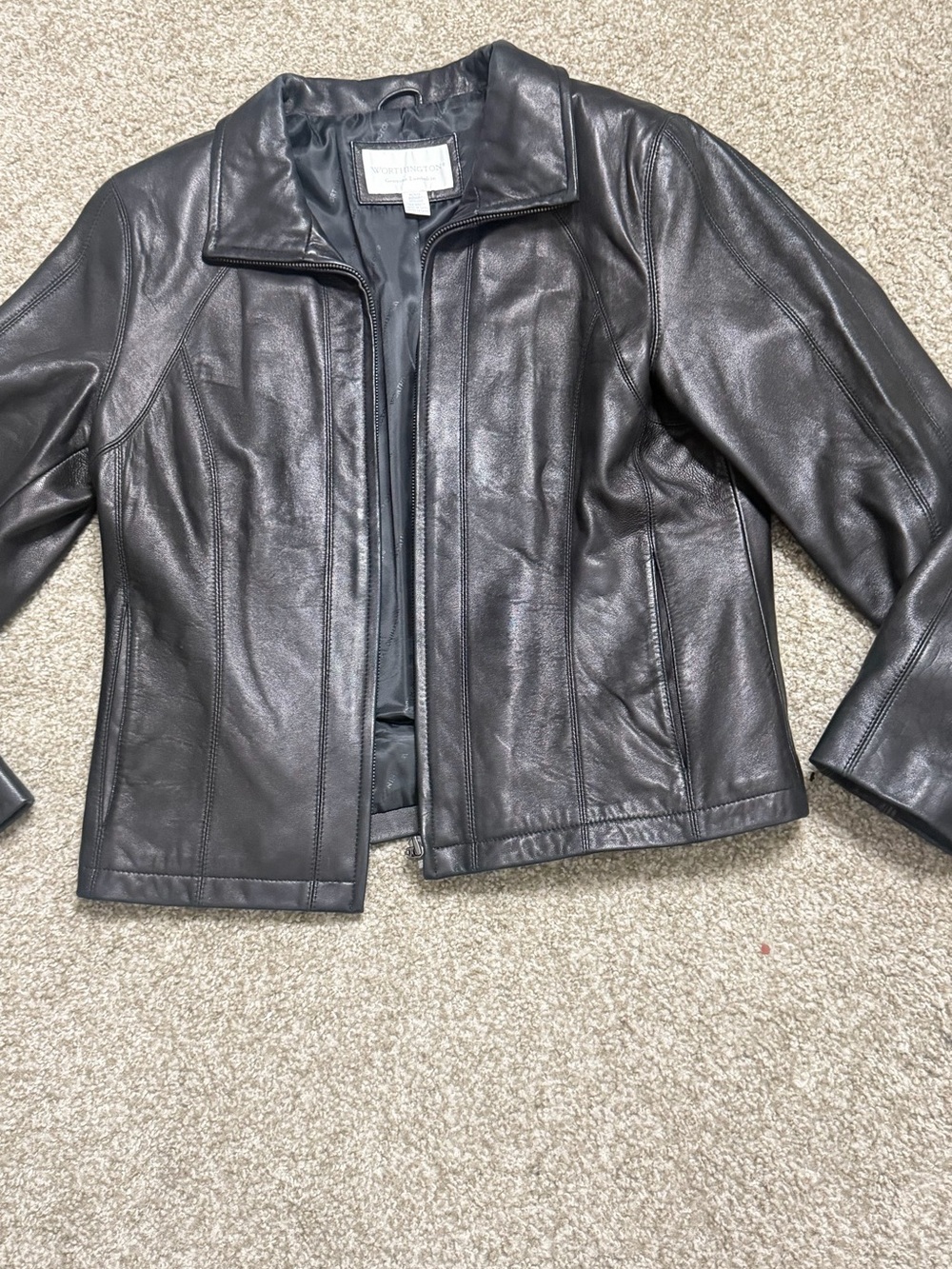 Worthington Black and Cream Leather Label Detail
